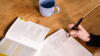 Passer l'agrègation pour devenir enseignant.