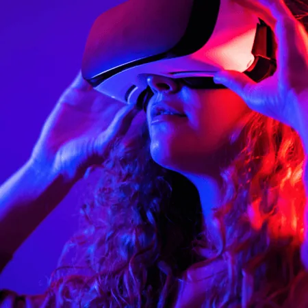 Une fille avec un casque de réalité virtuelle