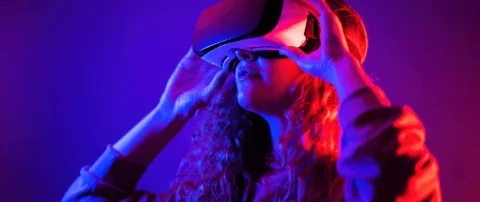 Une fille avec un casque de réalité virtuelle