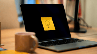 Une ampoule dessinée sur un post it.