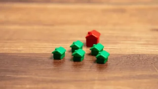 Des maisons de Monopoly vertes et rouges.