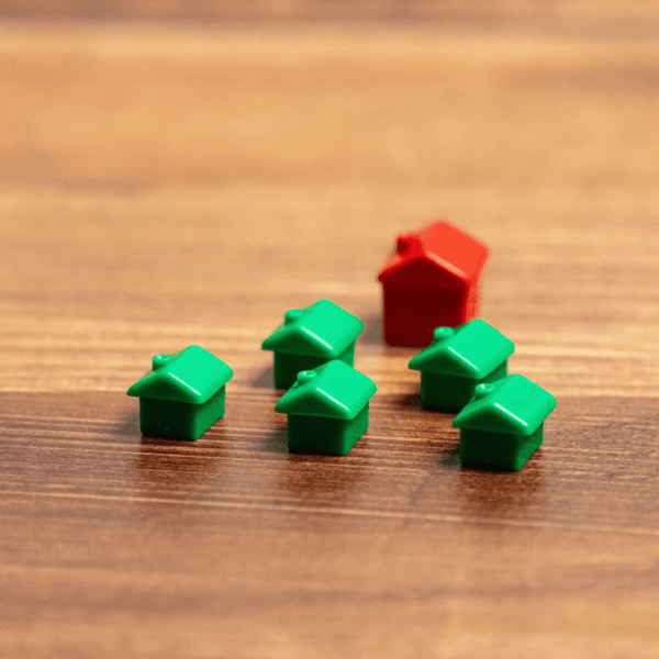 Des maisons de Monopoly vertes et rouges.