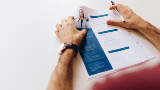 Un CV entre les mains d'un recruteur.
