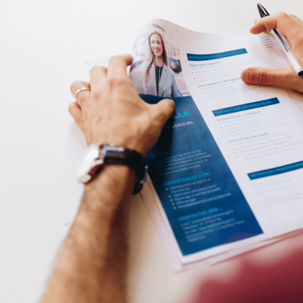 Un CV entre les mains d'un recruteur.