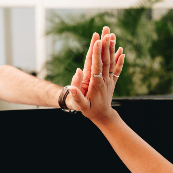 Deux personnes se tapent dans la main.