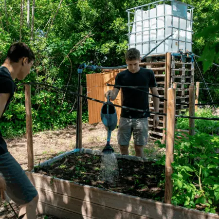 étudiants dans un potager ISARA