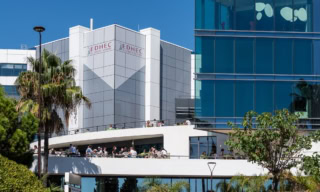 vue de l'extérieur du campus de l'EDHEC