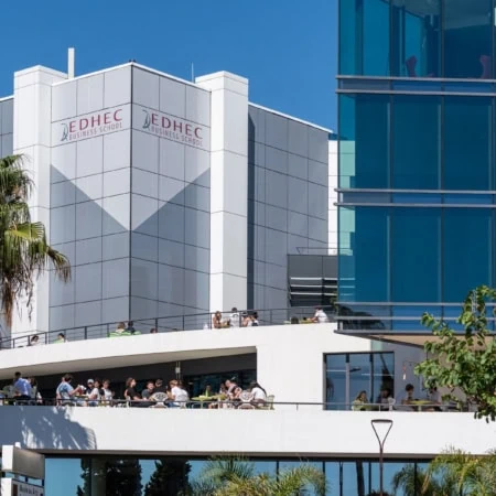 vue de l'extérieur du campus de l'EDHEC