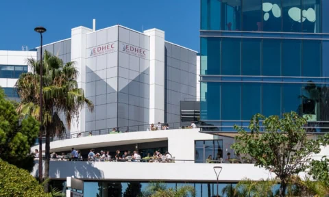 vue de l'extérieur du campus de l'EDHEC