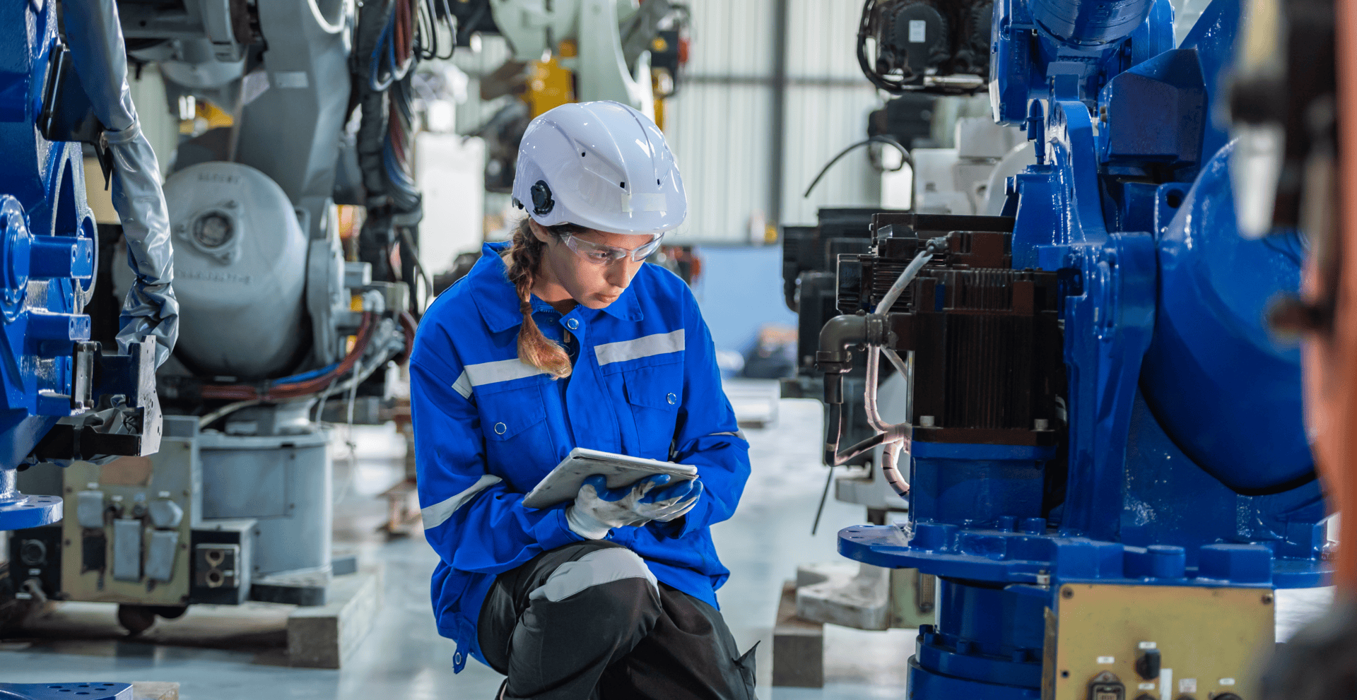 Femme dans un entrepôt pour illustrer le programme Industrie