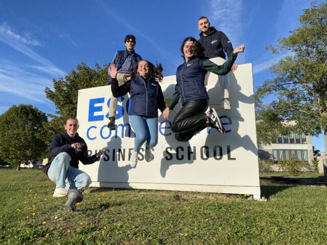 Groupe d'étudiants entrain de sauter en l'air