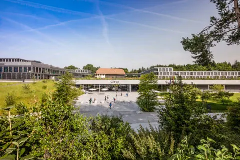 Vue de l'entrée principale du campus à Lausanne