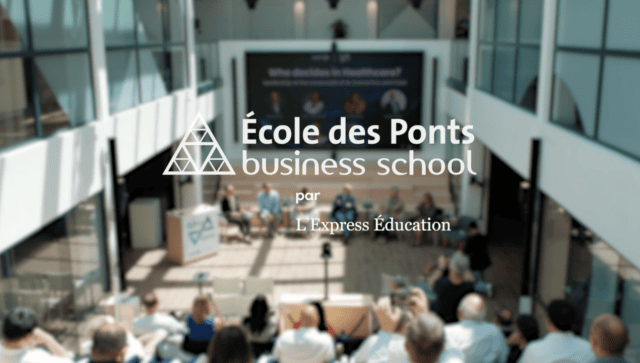 École des Ponts Business School : événement et conférence dans un atrium moderne devant un public.