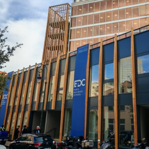 Façade EDC Paris, école de commerce en bois et verre, architecture moderne.