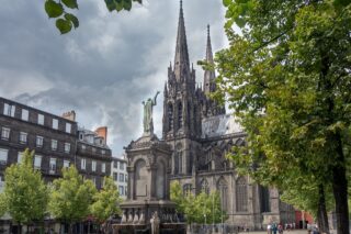 Clermont-Ferrand, vue depuis une place avec la cathédrale