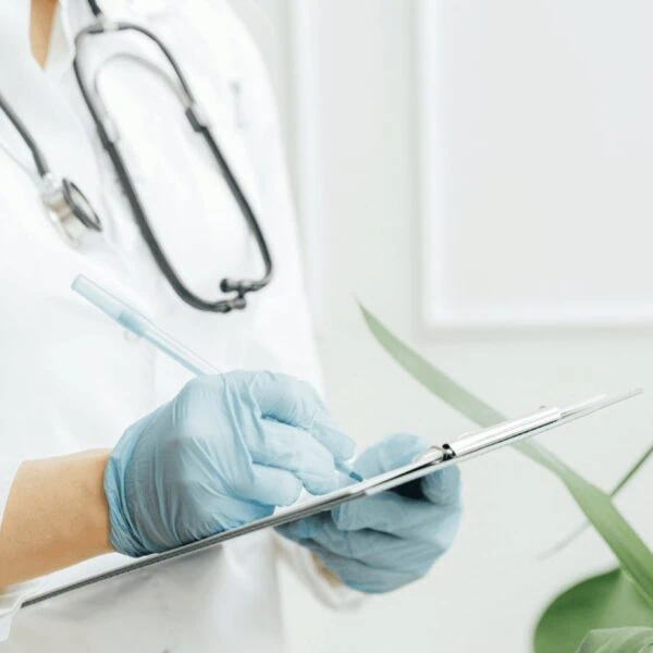 Un médecin rédige un bilan.