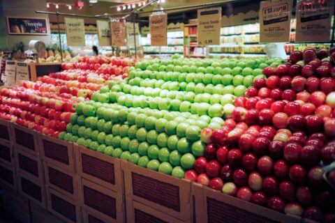 merchandising : étales de fruits et légumes