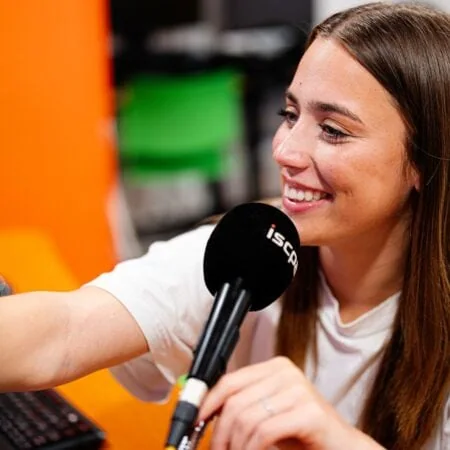 étudiante devant un micro ISCPA