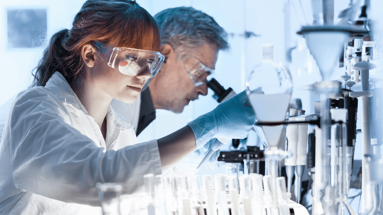 Chercheurs scientifiques en laboratoire