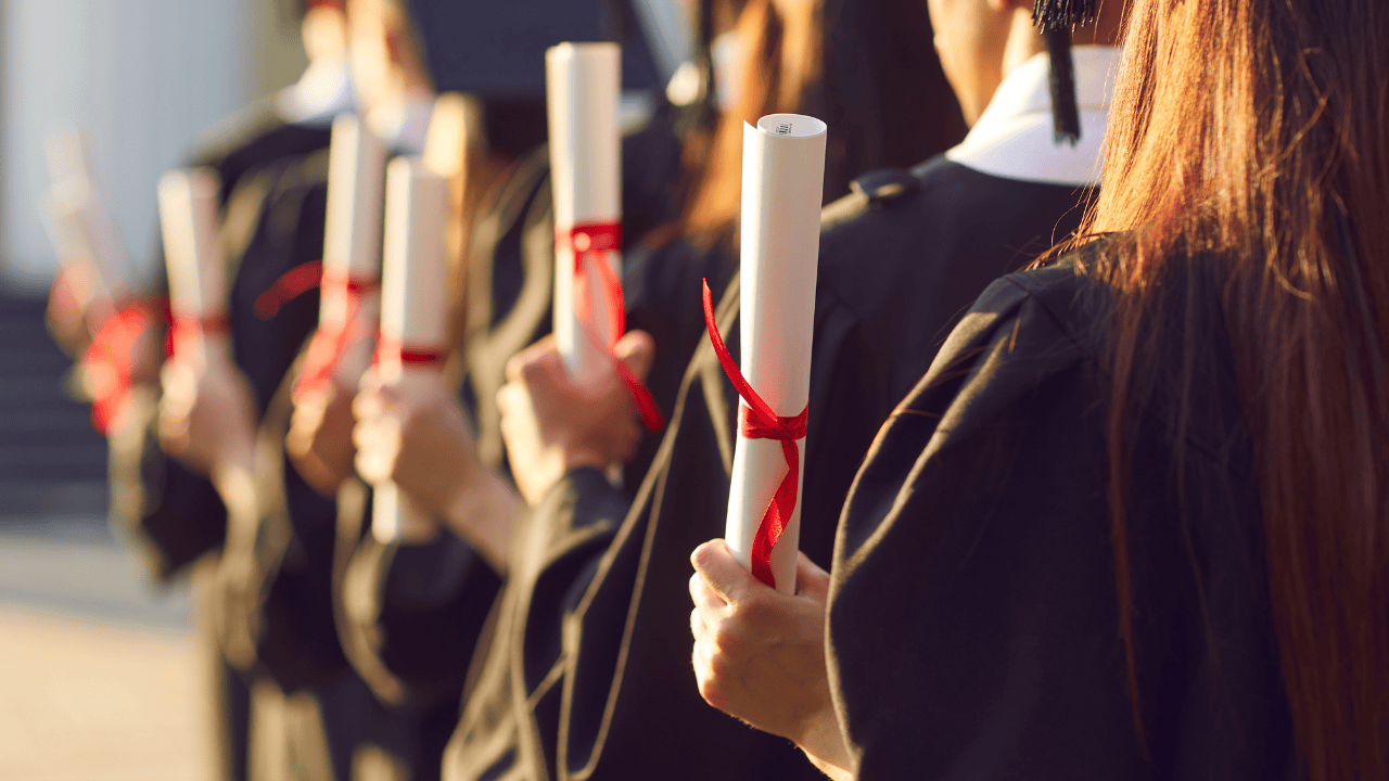 Jeunes diplômés d'un master et mastère