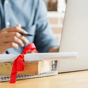 Un diplôme posé devant un ordinateur.