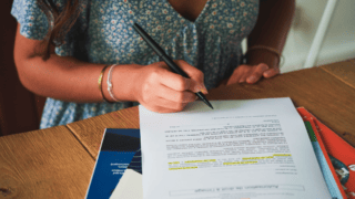 l'idée est de feuilleter un maximum de magazine papier mais aussi WEB et de se noter toutes les bonnes idées de formats que l'on pourrait vouloir reprendre pour notre média