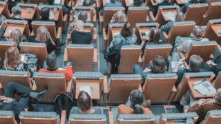 Un amphithéâtre rempli d'étudiants.