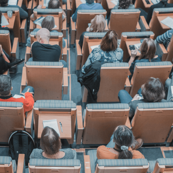 Un amphithéâtre rempli d'étudiants.