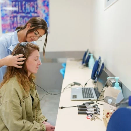 ENSAO étudiante essaie audioprothèse