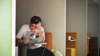 étudiant sur son ordinateur