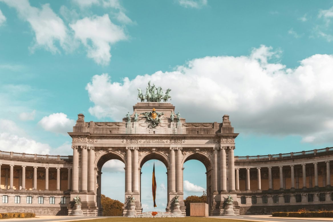 Belgique monument avec drapeau