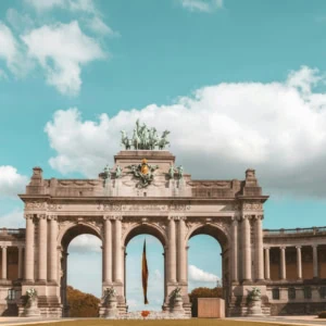Belgique monument avec drapeau