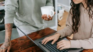 Deux collègues autour d'un ordinateur.