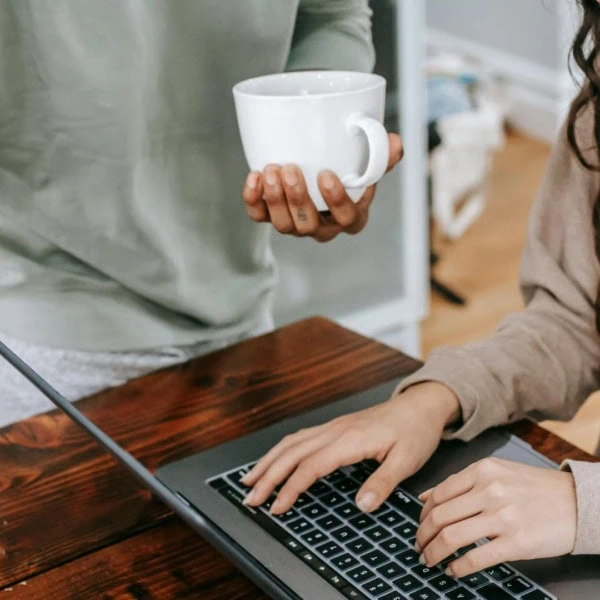 Deux collègues autour d'un ordinateur.