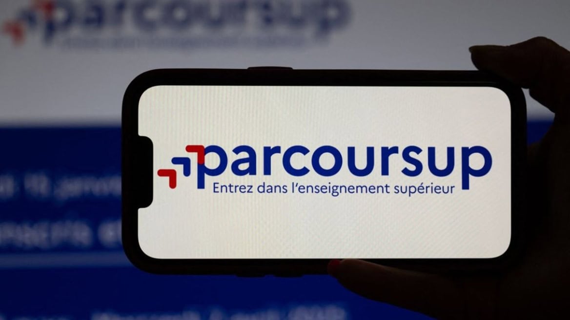 Logo Parcoursup sur écran de smartphone, inscription et orientation vers lenseignement supérieur.