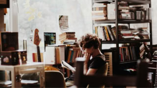 7 livres à lire cet été, pour les étudiants qui veulent muscler leur vision du monde