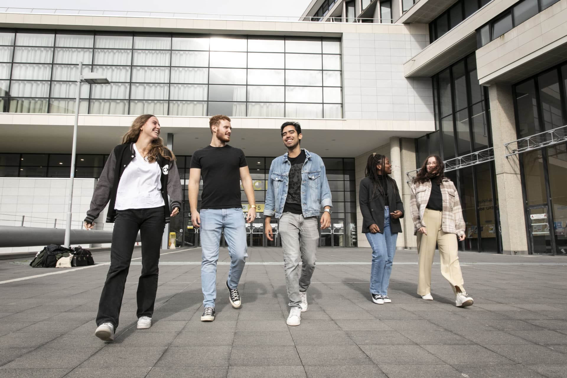 Un groupe d'étudiants marchant dans un des campus de CY Cergy Paris Université