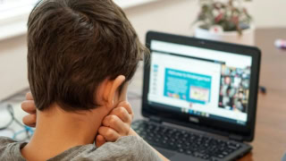 Enfant sur son ordinateur