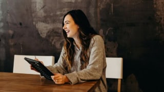 femme sur sa tablette