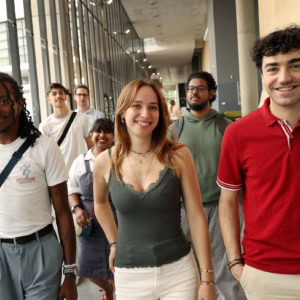 Un groupe d'étudiants souriants dans les couloirs de CY Cergy Paris
