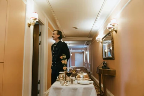 concierge d'hôtel en service