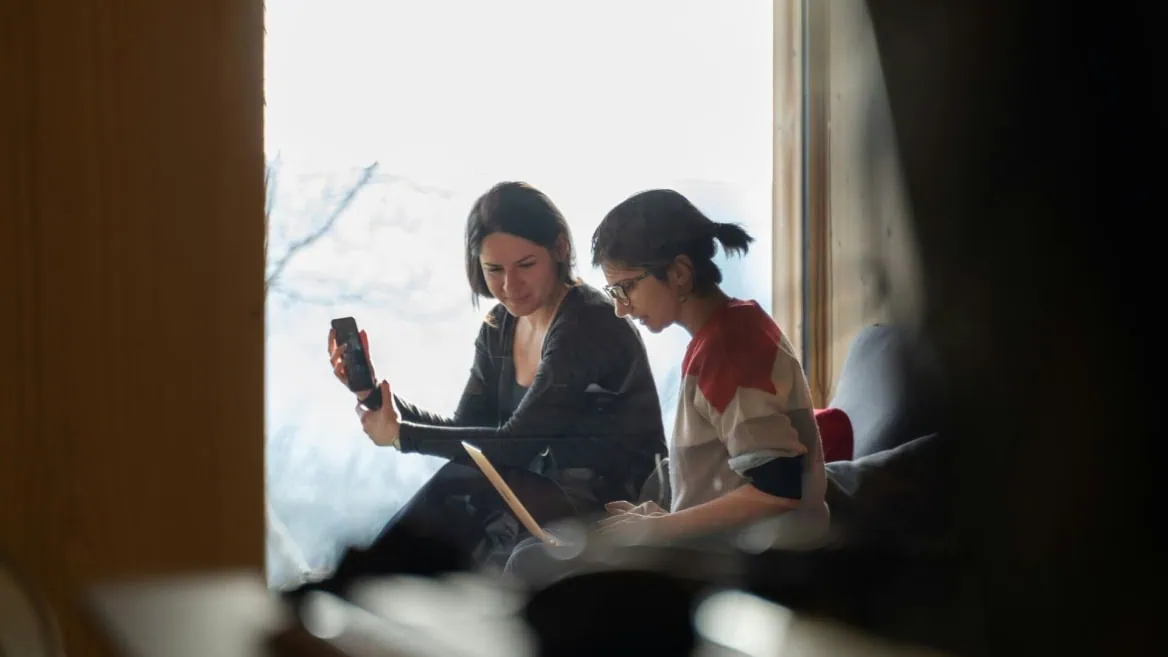 femmes qui travaillent ordinateur