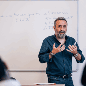 Formateur qui explique en cours IDS