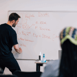 Formateur qui écrit au tableau ISD