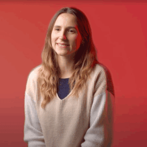 Alumini de l'école ESMA posant pour son témoignage