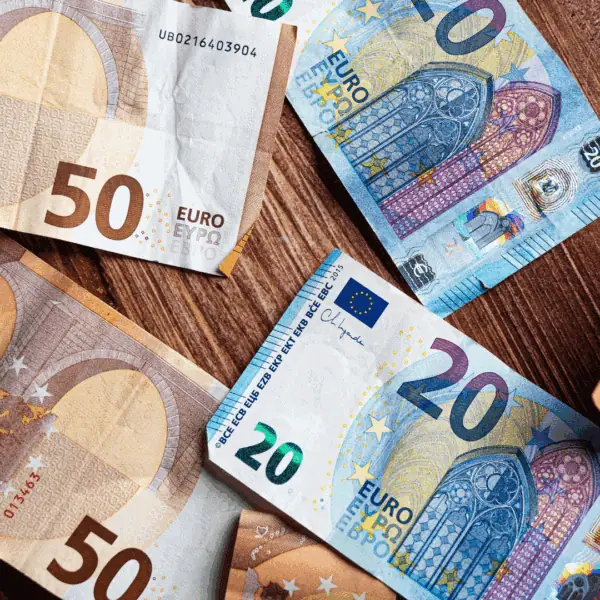 Des billets de 20 et 50 euros éparpillés sur une table.