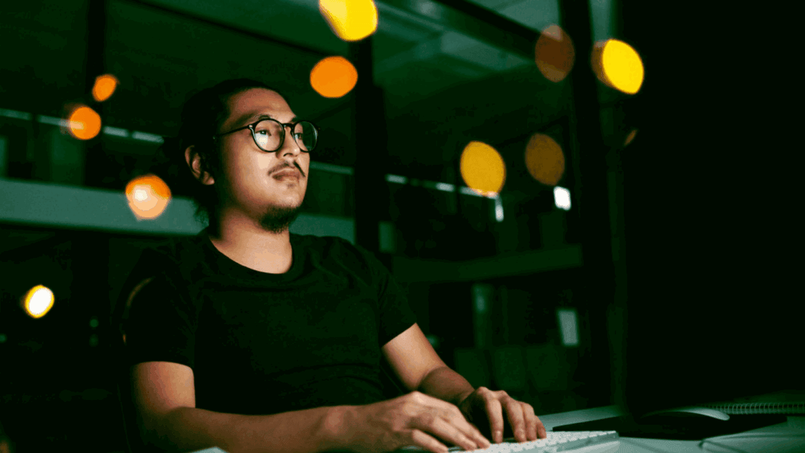 Un homme devant un ordinateur.