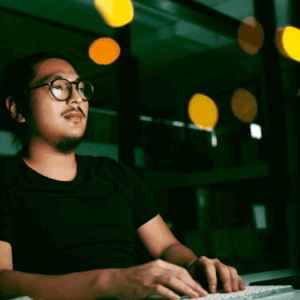 Un homme devant un ordinateur.