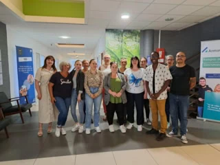 groupe de personnes debout