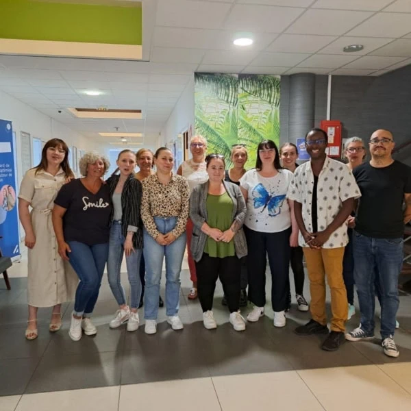 groupe de personnes debout